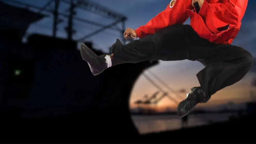 Patada de artes marciales en el puerto de Marbella