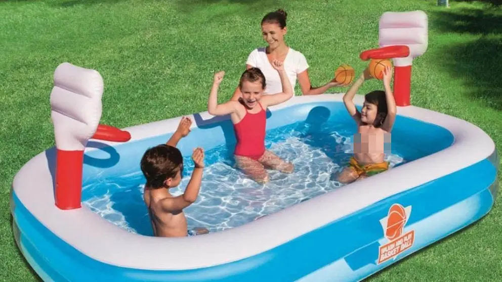 Ni&ntilde;os en piscina con canasta de baloncesto