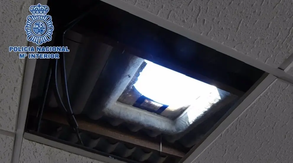 Butr&oacute;n practicado en el techo de una nave industrial