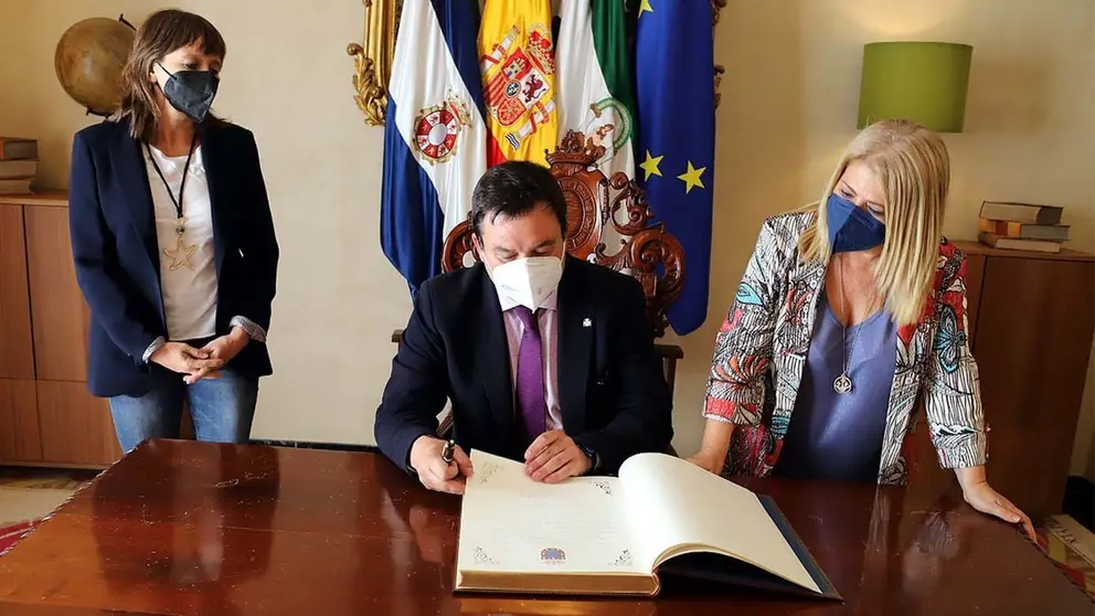 El secretario de Estado de Pol&iacute;tica Territorial y Funci&oacute;n P&uacute;blica, V&iacute;ctor Franco D&iacute;az firmando el Libro de Honor de Jerez