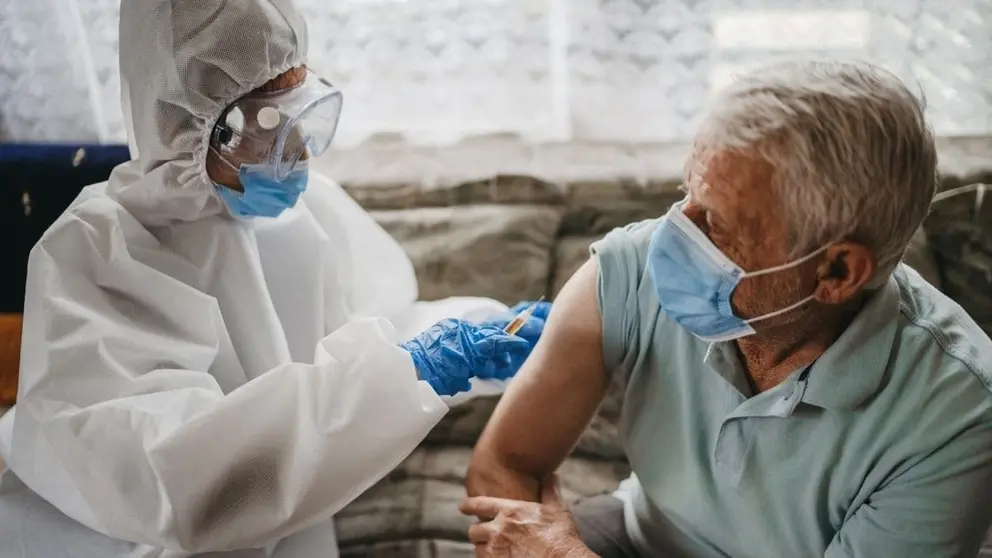 Persona recibe una dosis de la vacuna contra el Covid-19