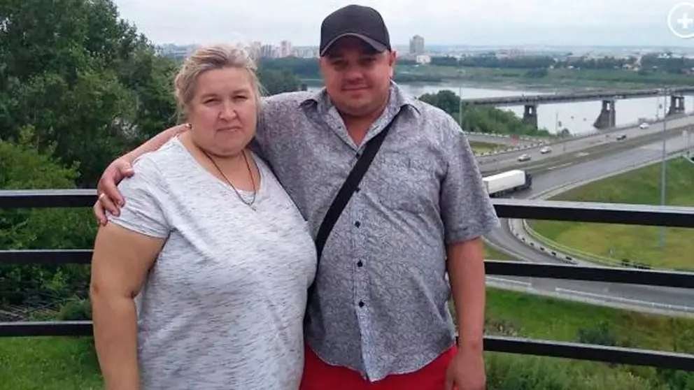La mujer rusa de 100 kilos de peso, junto a su marido