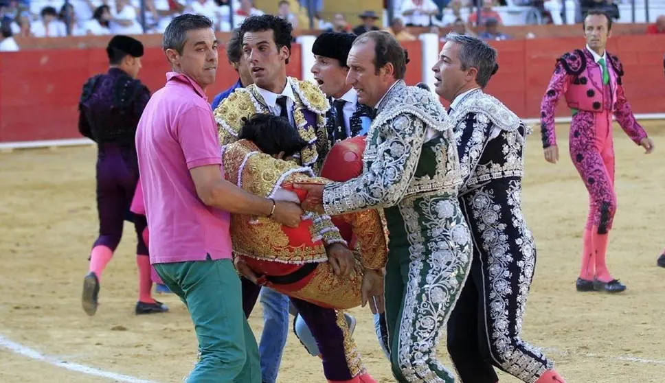 4 V&iacute;ctor Barrio en la plaza tras la cogida que le caus&oacute; la muerte