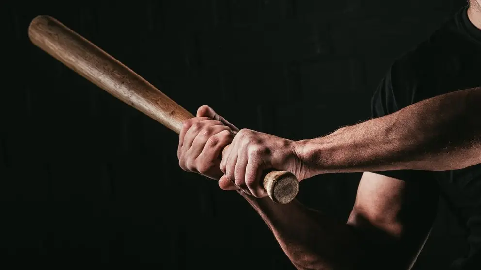 Portando un bate de beisbol