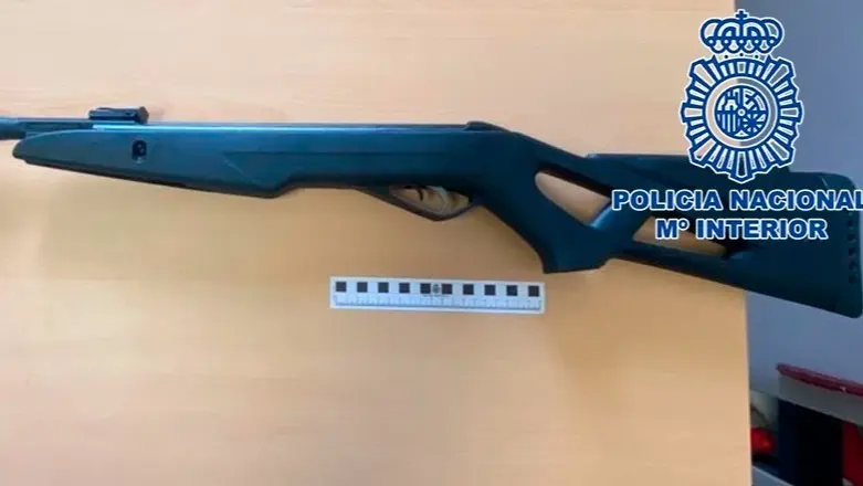 Detenido por disparar con una carabina de aire comprimido a un menor migrante en Ceuta
