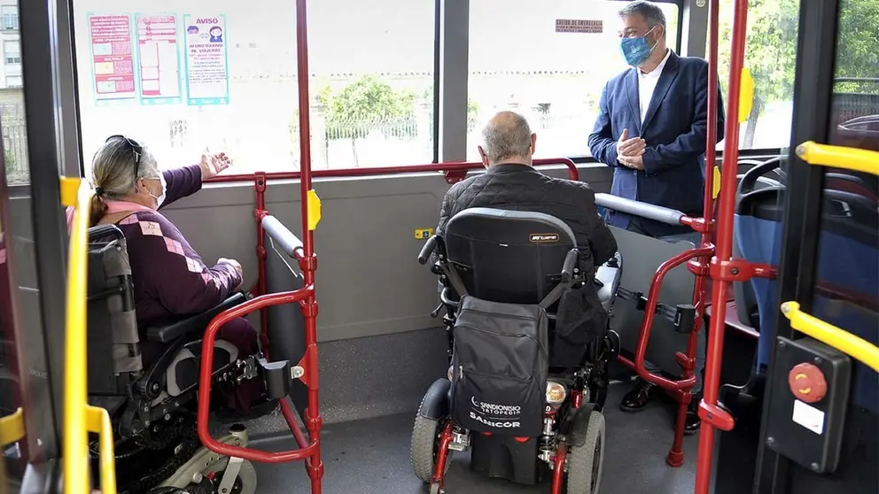 Personas en silla de rueda en un autob&uacute;s urbano