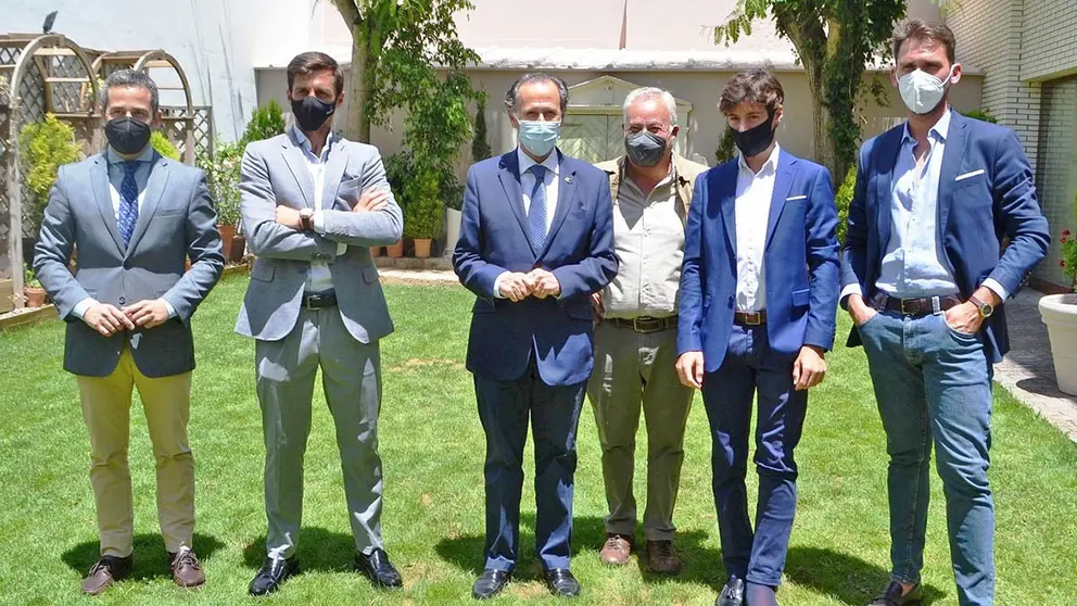 El alcalde de Chiclana, Jos&eacute; Mar&iacute;a Rom&aacute;n, con los novilleros de su localidad
