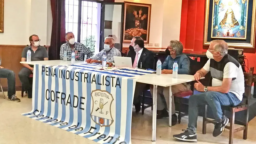 Pe&ntilde;a industrialista Siempre de frente