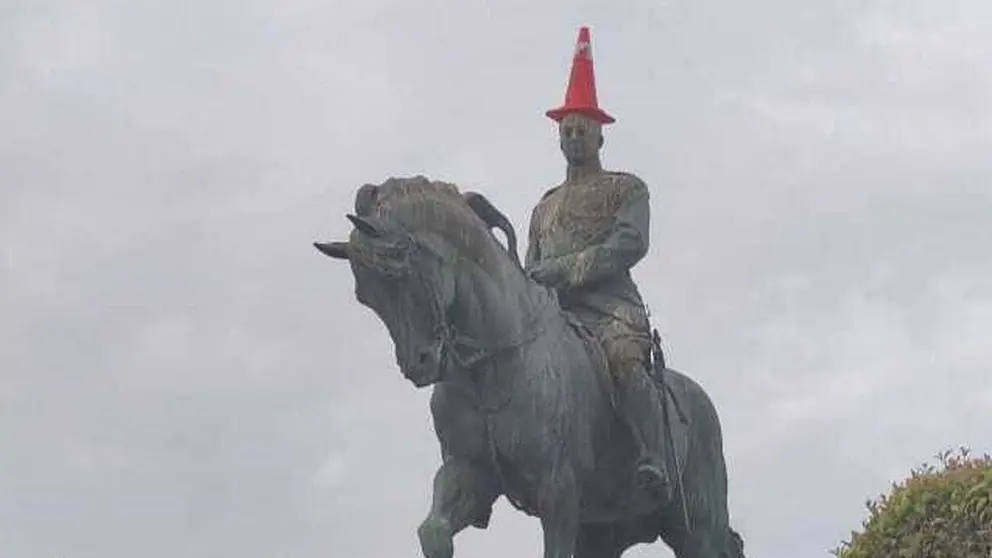 Colocan un cono en la cabeza de la estatua a Miguel Primo de Rivera en Jerez
