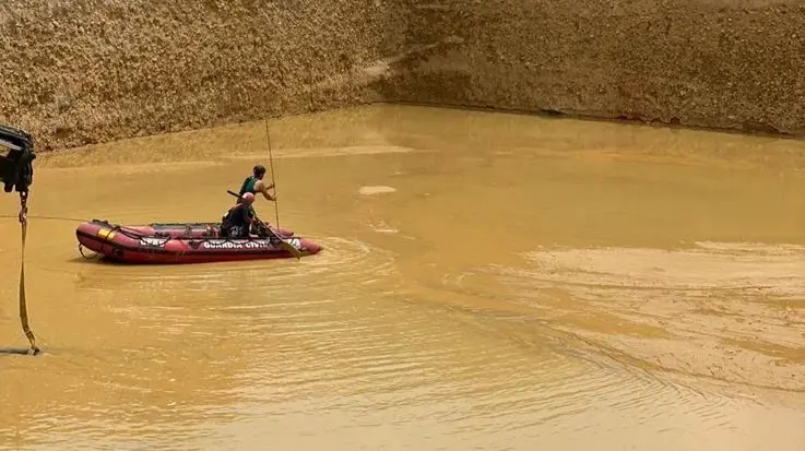 Equipos de rescate trabajando en la b&uacute;squeda del obrero en Villanueva