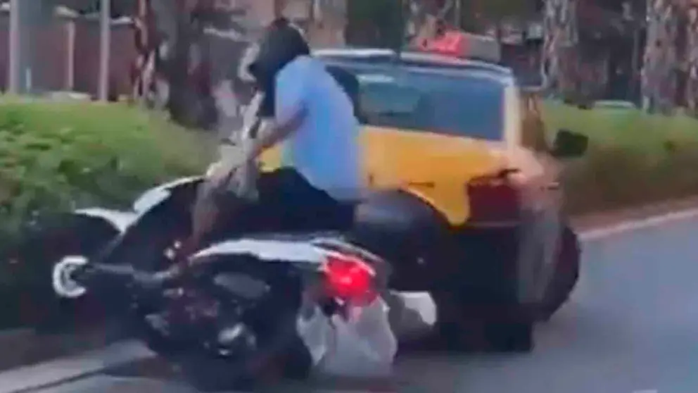 Un taxi embiste a una moto en Barcelona