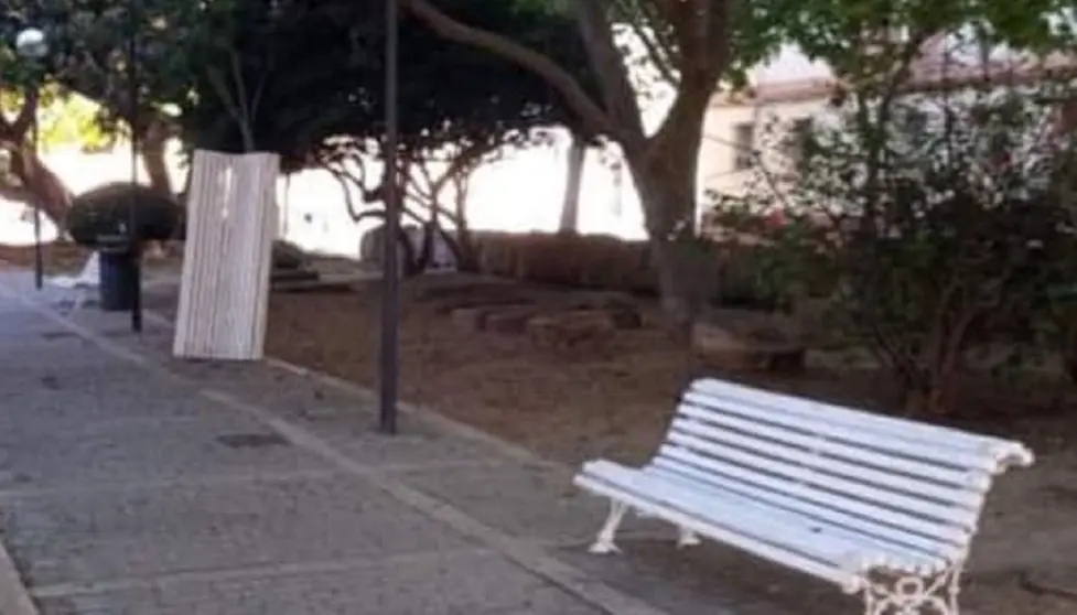 Banco arrancado en la plaza Asdr&uacute;bal de C&aacute;diz