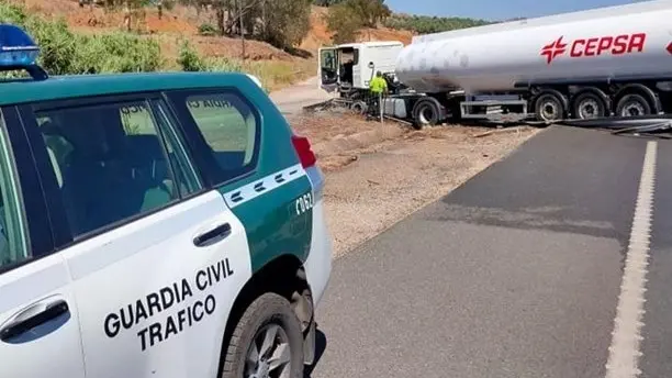 Un cami&oacute;n cisterna de combustible se sale de la v&iacute;a en Ja&eacute;n
