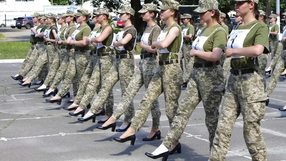 Mujeres militares con tacones en Ucrania
