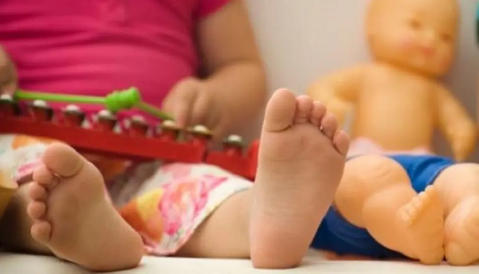 Una ni&ntilde;a de dos a&ntilde;os ha muerto tras tragarse la pila del mando a distancia