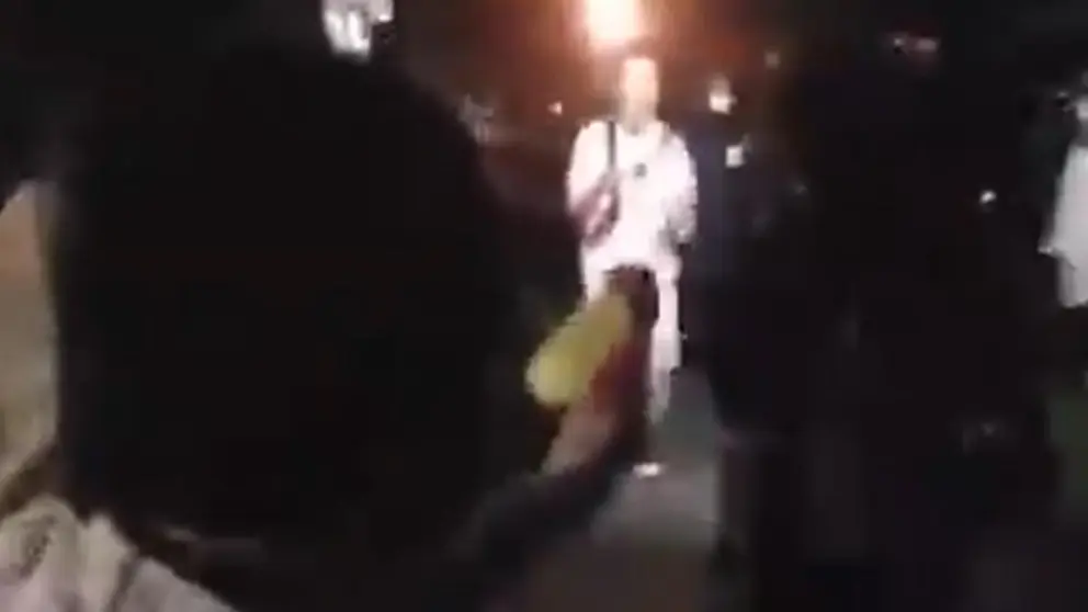 Dispara con una pistola de agua a la antorcha ol&iacute;mpica en forma de protesta