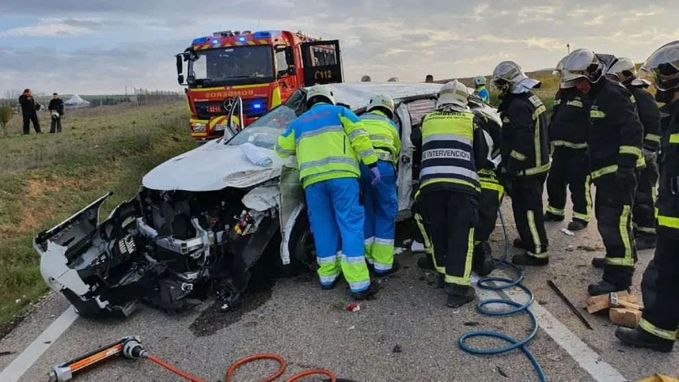Choque entre dos coches en And&uacute;jar