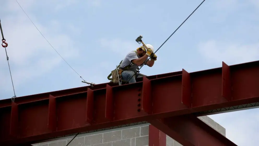 Un trabajador en una viga