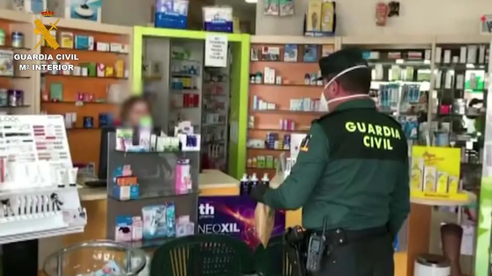 Guardia Civil en una farmacia | Imagen de archivo