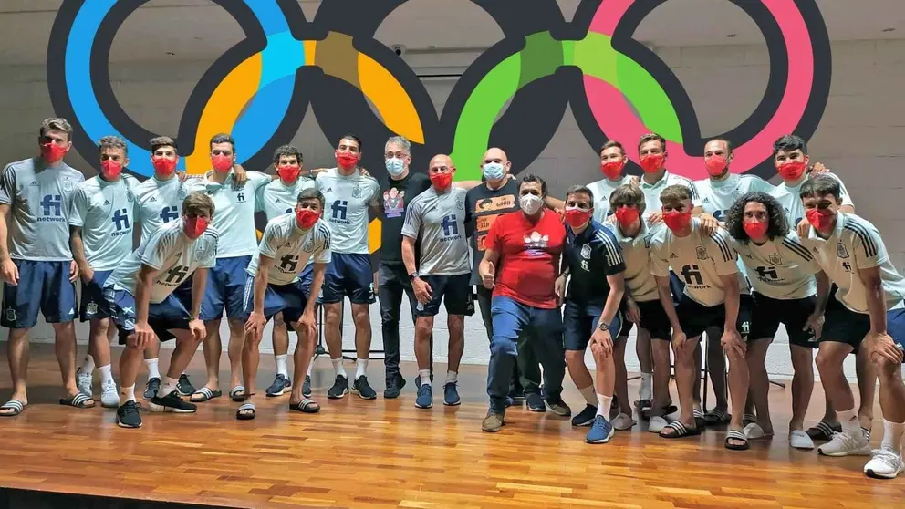 El Comandante Lara parte de la risa a Selecci&oacute;n de F&uacute;tbol Ol&iacute;mpica antes de marchar a Tokio