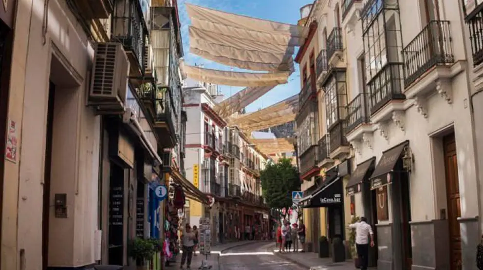 Toldos en las calles hist&oacute;ricas de Sevilla