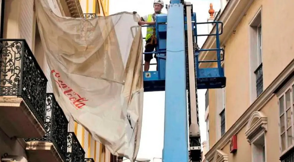 Un trabajador ha muerto mientras instalaba un toldo