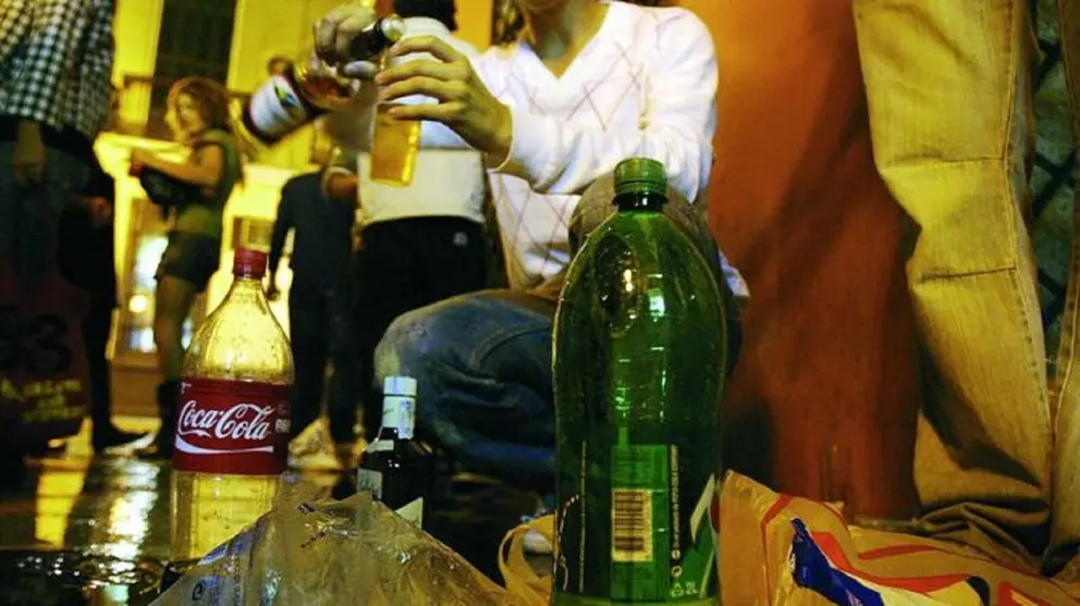 Botell&oacute;n en plena calle en Orcera