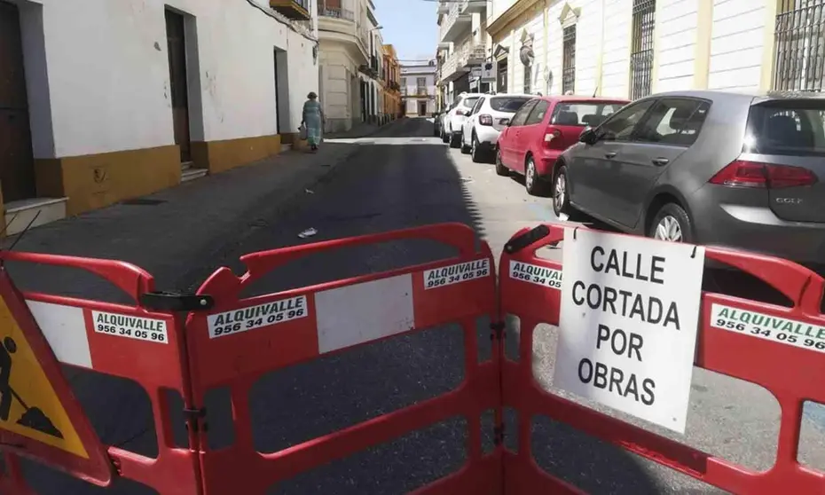 Corte de tr&aacute;fico en la calle Granados de Jerez