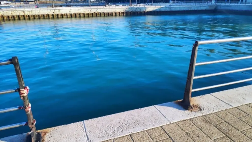 La barandilla de la piscina de Astilleros en C&aacute;diz