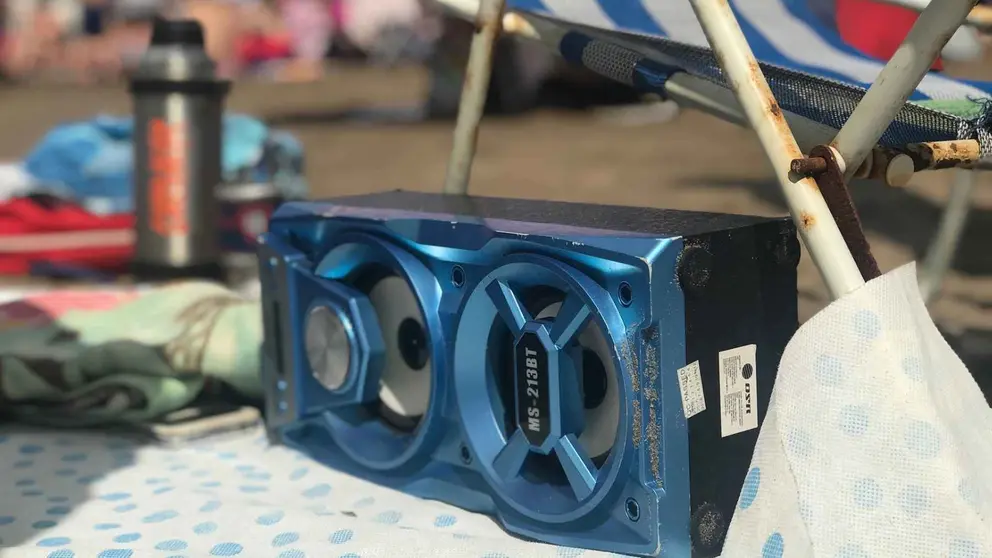 Polic&iacute;a Local de Chipiona estalla ante quienes ponen la m&uacute;sica a todo trapo en la playa