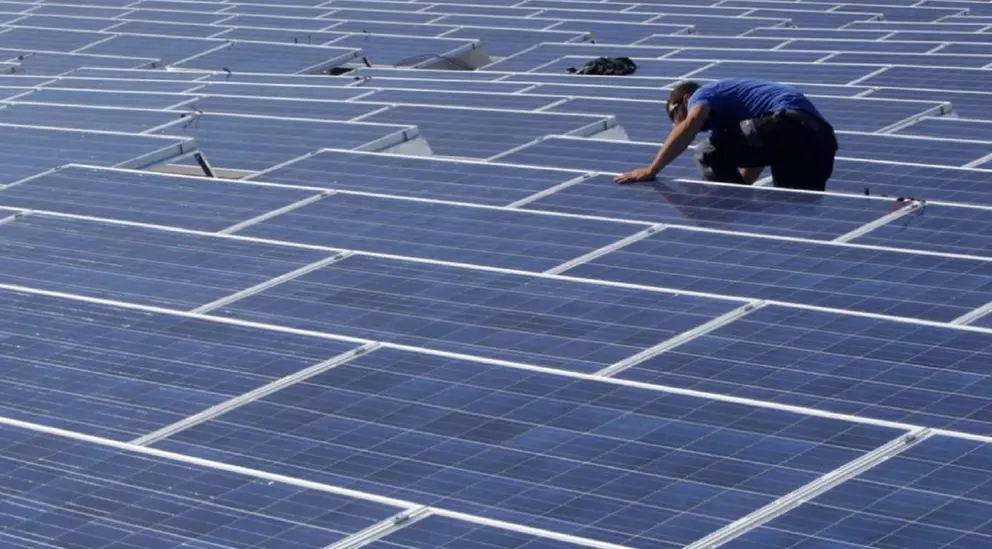 Un trabajador colocando placas solares