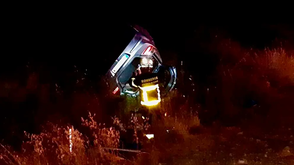 Bomberos actuando en el rescate del veh&iacute;culo volcado en Bornos