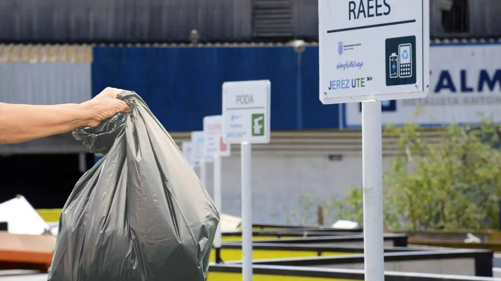 No tiren muebles o escombros junto a contenedores de Jerez y ll&eacute;venlos al Punto Limpio