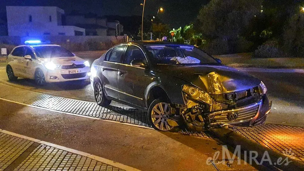 Pasa por encima de una rotonda en Jerez y acaba tirando una farola en plena madrugada