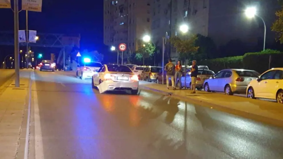 Un coche pierde el control junto al Hospital de Jerez y se estrella contra una farola