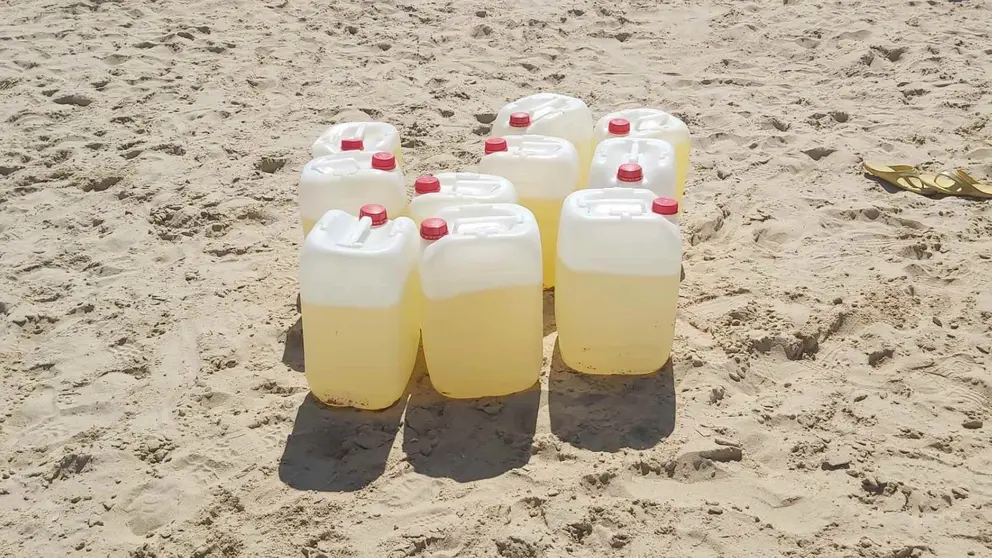 Garrafas de gasolina aparecidas en la playa del Buzo