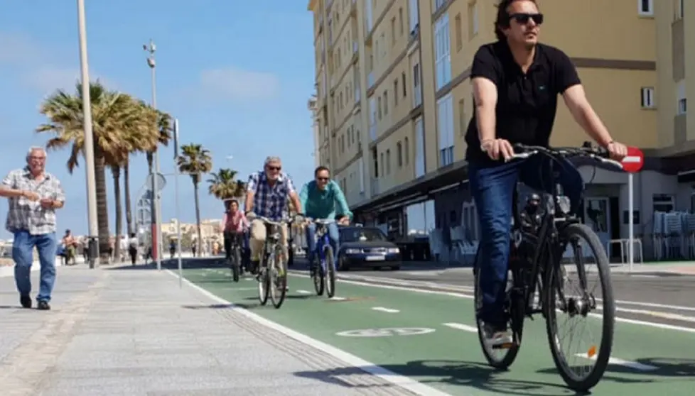 El alcalde de C&aacute;diz circula por el carril bici de la ciudad