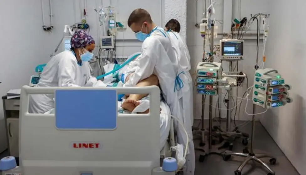 Un paciente ingresado en UCI tras contraer el Coronavirus