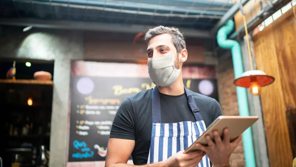 Un camarero con mascarilla