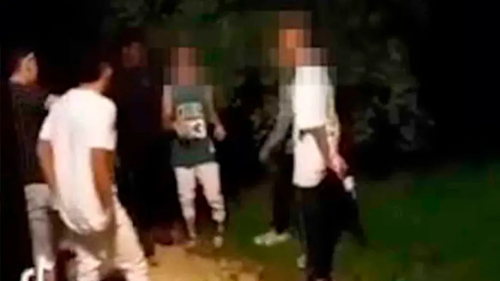 Captura del v&iacute;deo de la brutal paliza a un joven en Amorebieta