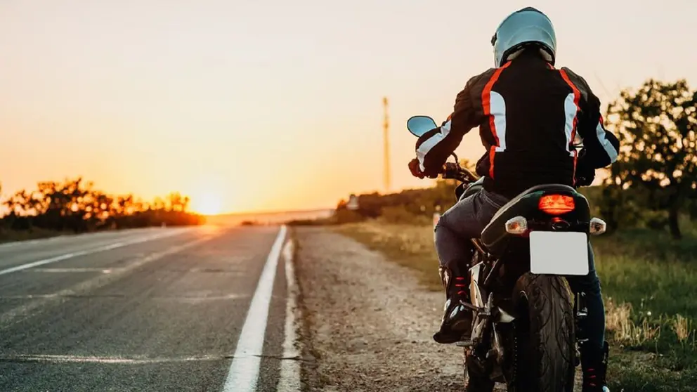 Un motorista circula por una autopista de Espa&ntilde;a