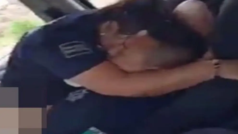 Los dos polic&iacute;as manteniendo relaciones sexuales dentro de un coche