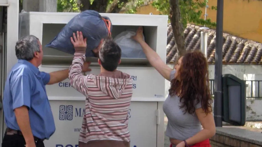 Muere tras no poder salir de un contenedor para donar ropa en M&aacute;laga