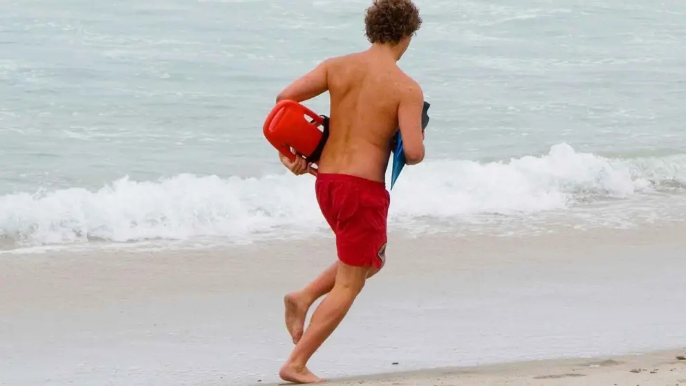 Rescatan a tres ba&ntilde;istas en Granada que no pod&iacute;an salir del mar a pesar de la bandera roja