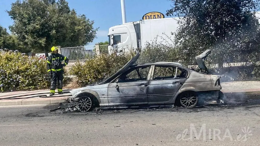 Un BMW sale ardiendo en Jerez de la Frontera mientras circulaba