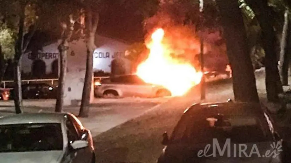 Prenden en llamas dos coches en plena madrugada en Jerez