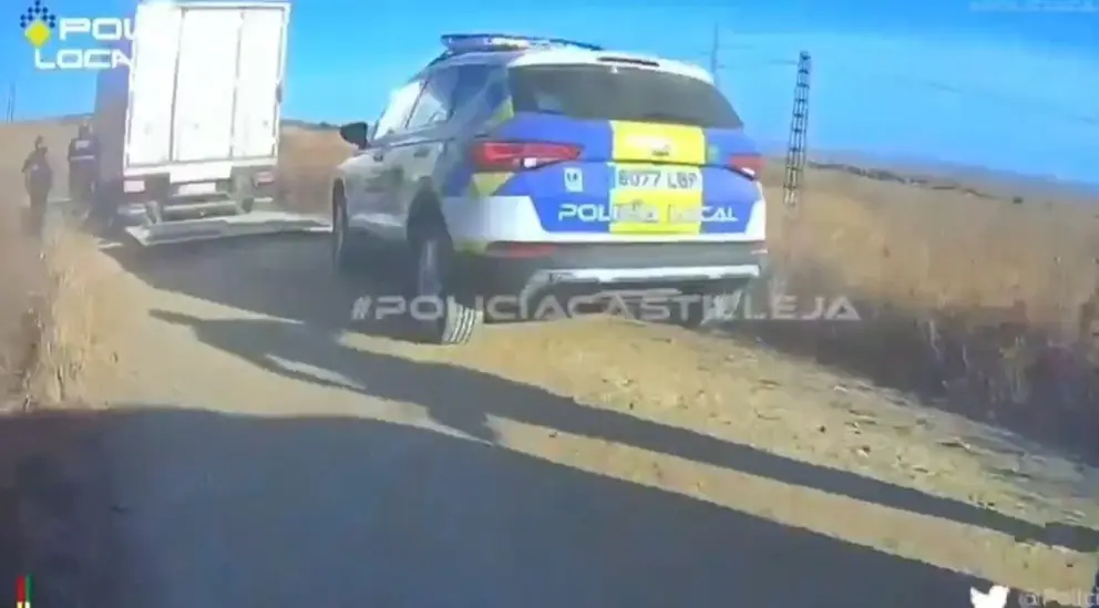 Polic&iacute;a Local de Sevilla arrestando al ladr&oacute;n del cami&oacute;n