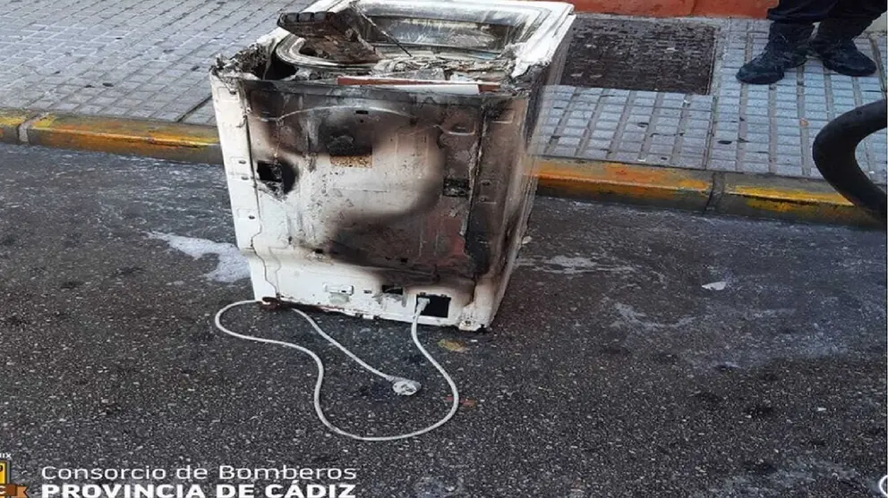 Una lavadora ha ardido en una casa en San Fernando