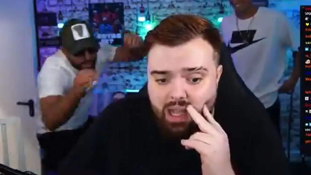 Kun Ag&uuml;ero pega el susto de su vida a Ibai Llanos en pleno directo del streamer