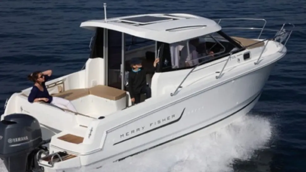 Una embarcaci&oacute;n de recreo ha encallado en Punta Umbr&iacute;a